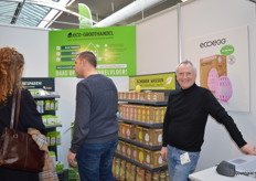 Rechts Rob Bos van Eco-Groothandel. In het midden collega Rogier Jongman.